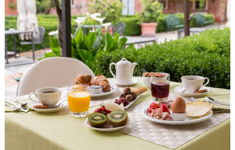 Relais Castello Di Razzano Hotel Alfiano Natta Екстериор снимка