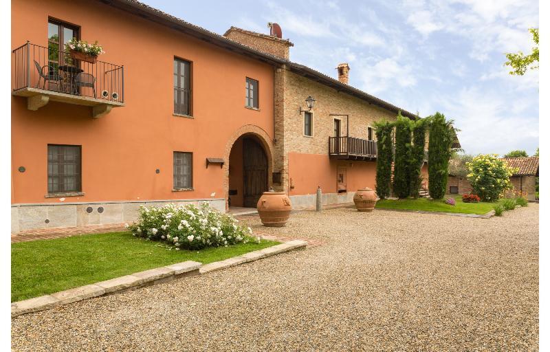 Relais Castello Di Razzano Hotel Alfiano Natta Екстериор снимка