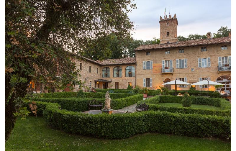 Relais Castello Di Razzano Hotel Alfiano Natta Екстериор снимка