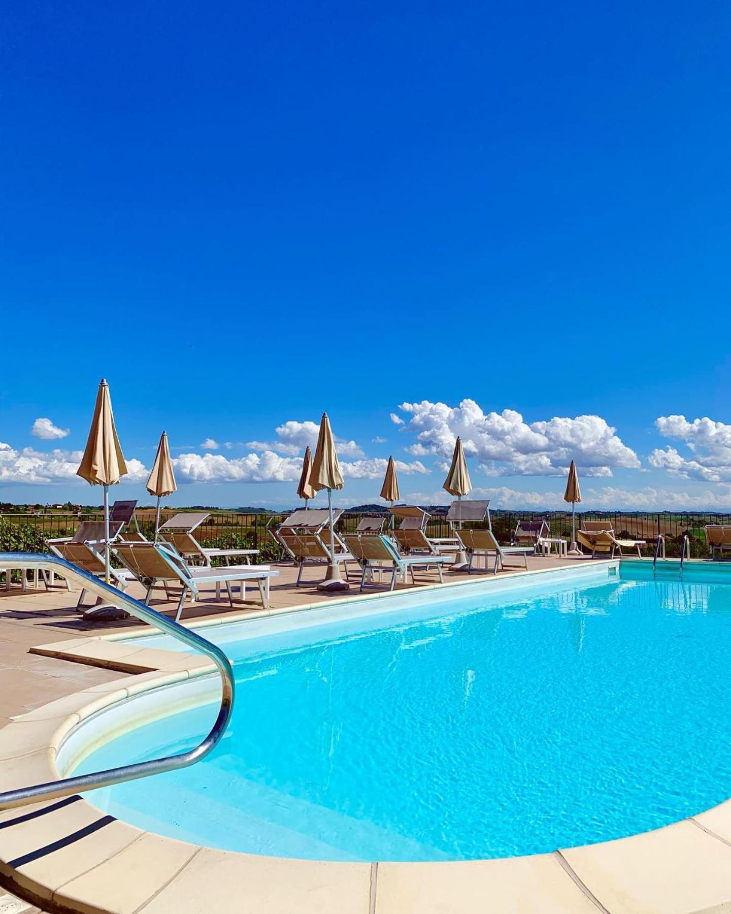 Relais Castello Di Razzano Hotel Alfiano Natta Екстериор снимка