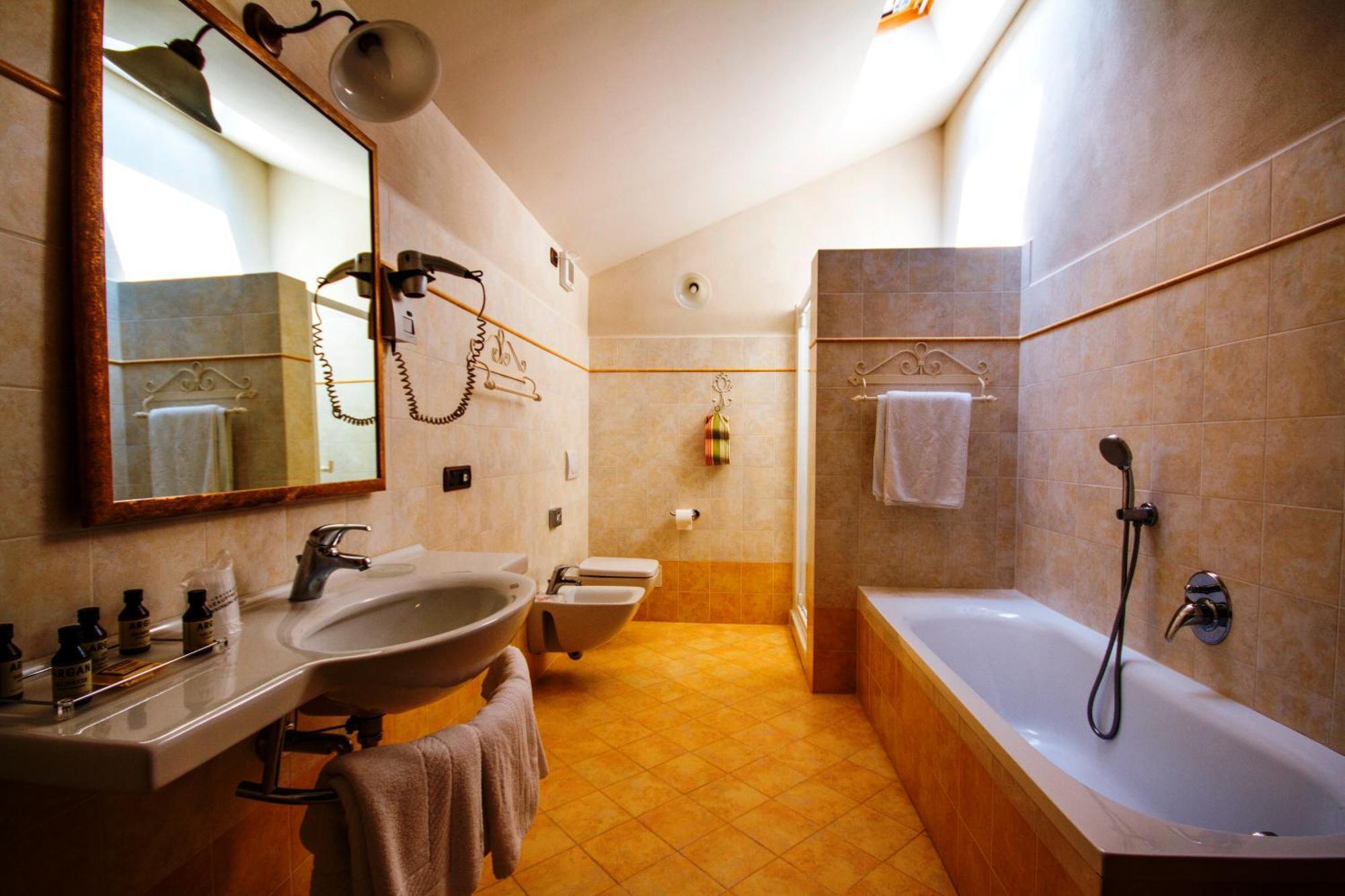 Relais Castello Di Razzano Hotel Alfiano Natta Екстериор снимка