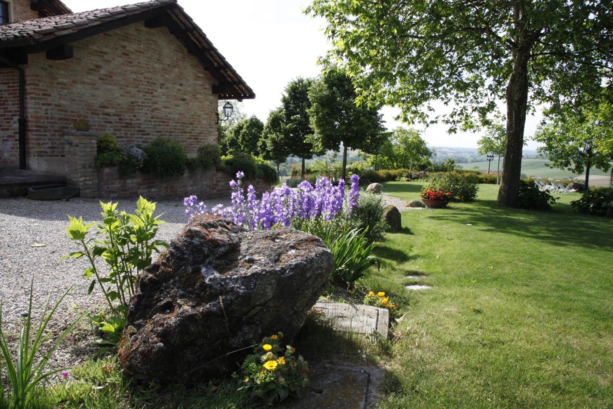 Relais Castello Di Razzano Hotel Alfiano Natta Екстериор снимка